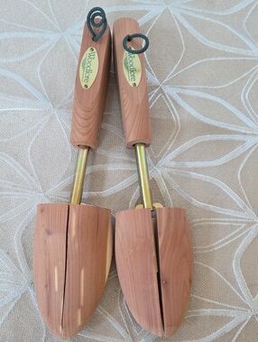1 Pair Of Woodlore Men's Cedar Shoe Trees